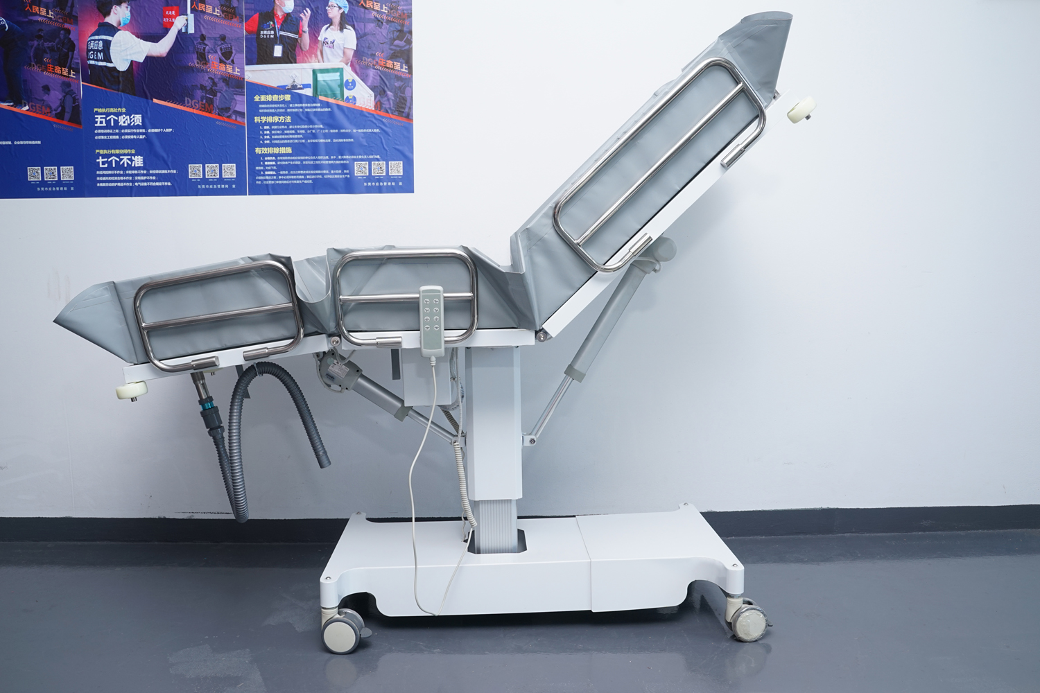 愛樂(lè)電動(dòng)三折式洗澡床、沐浴推床