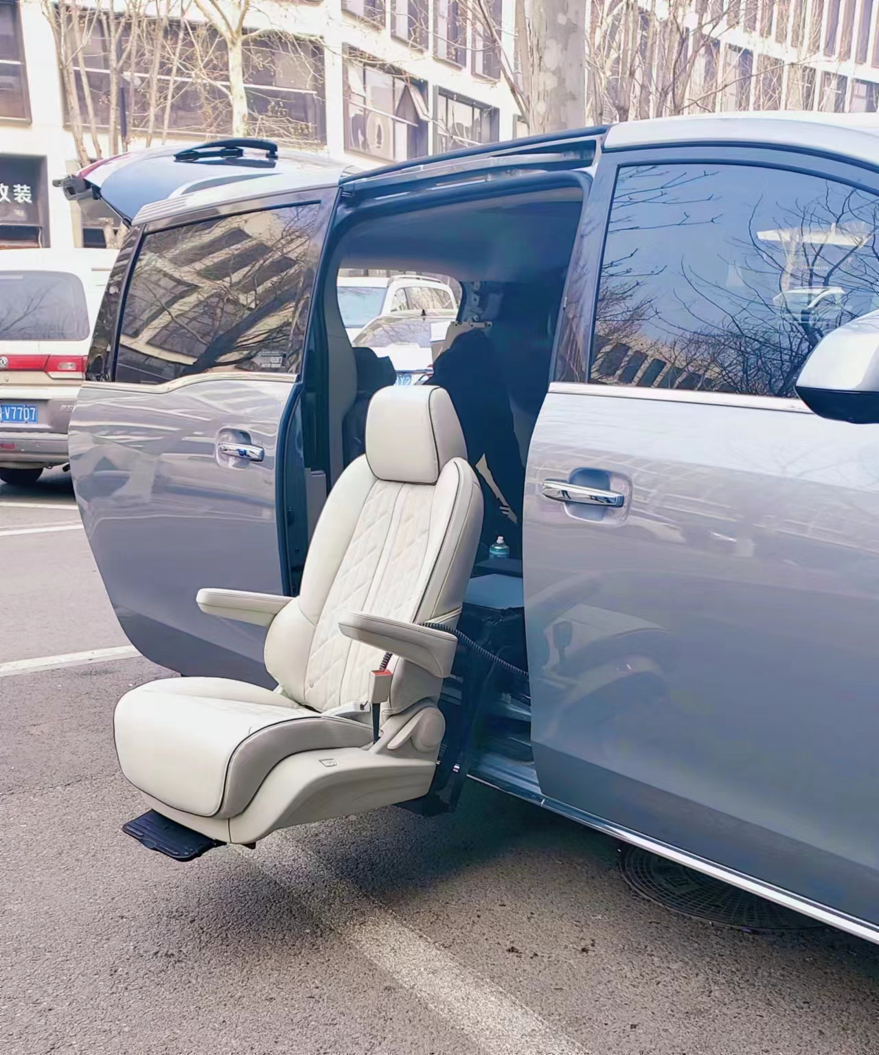 電動旋轉(zhuǎn)升降福祉座椅（ SUV+商務(wù)車） 別克652 653