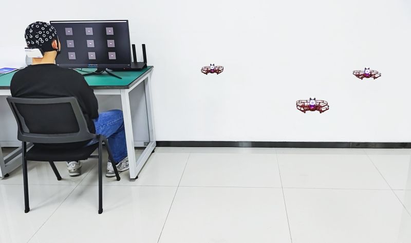 腦控?zé)o人機(jī)-